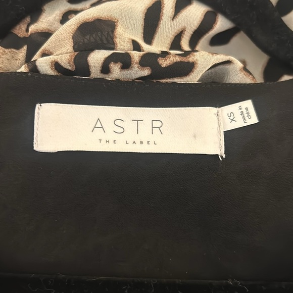 ASTR Leopard Mobwife Short Sleeve Ruched V-Neck Midi Dress Size XS - Picture 7 of 8